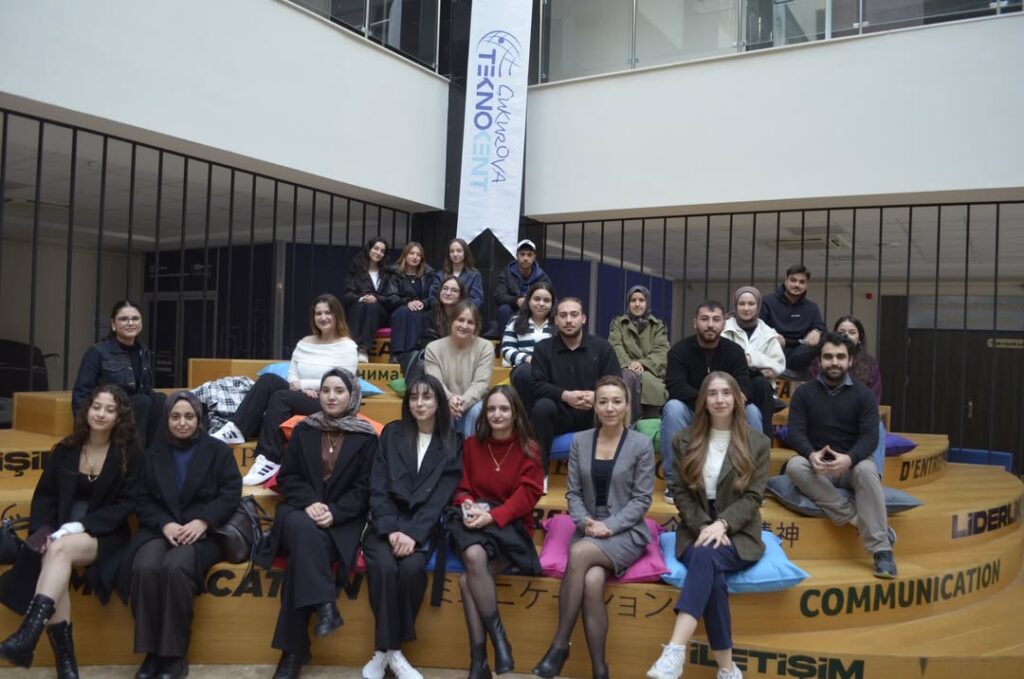 Çukurova Üniversitesi hemşirelik bölümü öğrencilerini ve akademisyenlerini Çukurova...